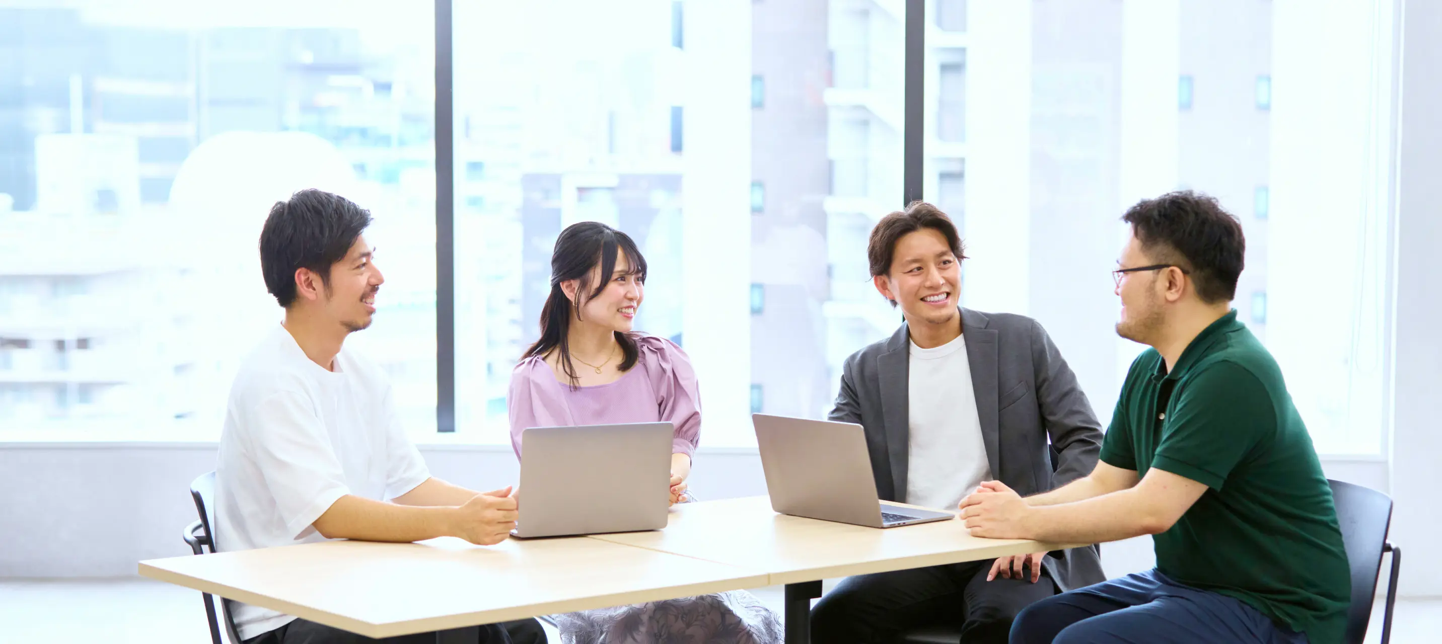 チームでミーティングしている様子5